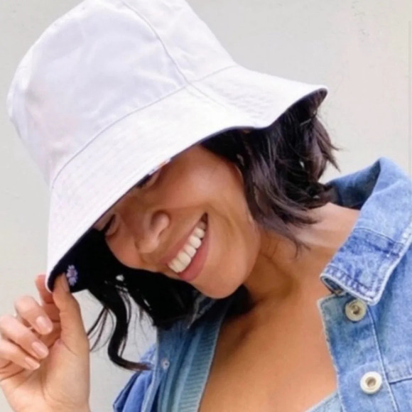 Alice + Olivia Reversible Daisy Printed Bucket Hat​​​​​​​​ - Picture 3 of 3
